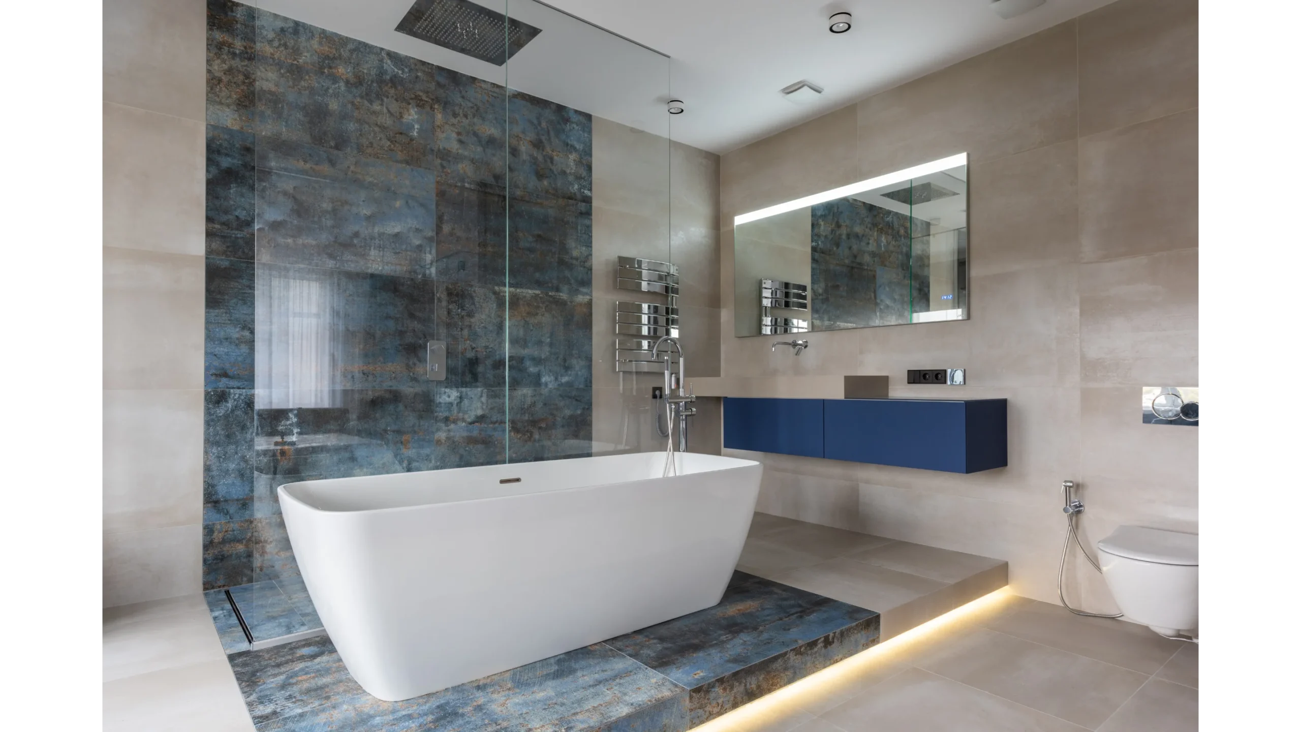 Combinatie van een toegankelijke inloopdouche met bad en glazen wand.